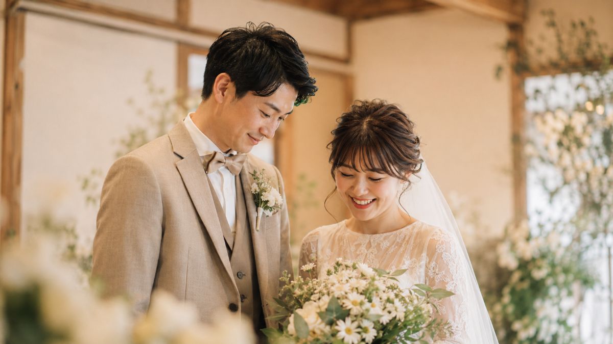 やわらかい光の中で微笑む新郎新婦